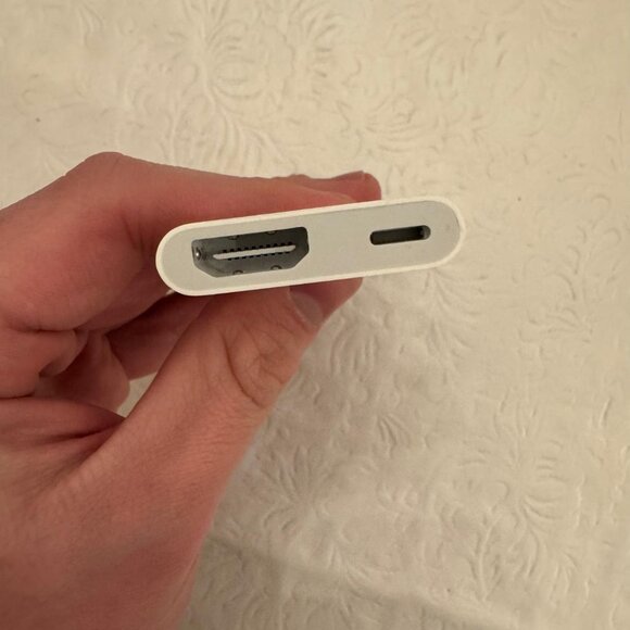 Apple HDMI to Lighting Adapter - Picture 3 of 3